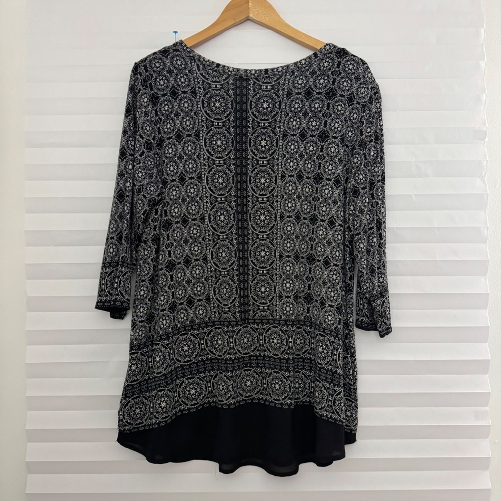 Rose + Olive Women 1X Black White Medallion Print Tunic 3/4 Sleeve Layered Hem - Picture 2 of 8